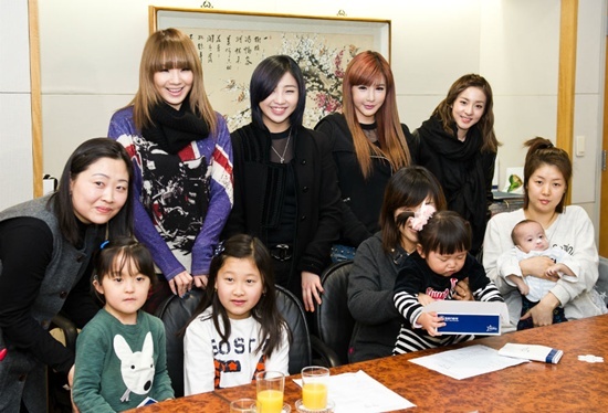 2NE1 Helps Hearing Impaired Children