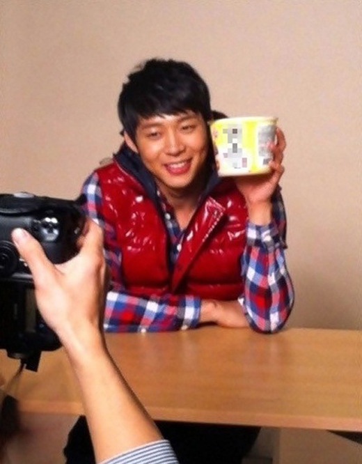 JYJ’s Yoochun’s Face is Smaller Than a Ramen Cup?