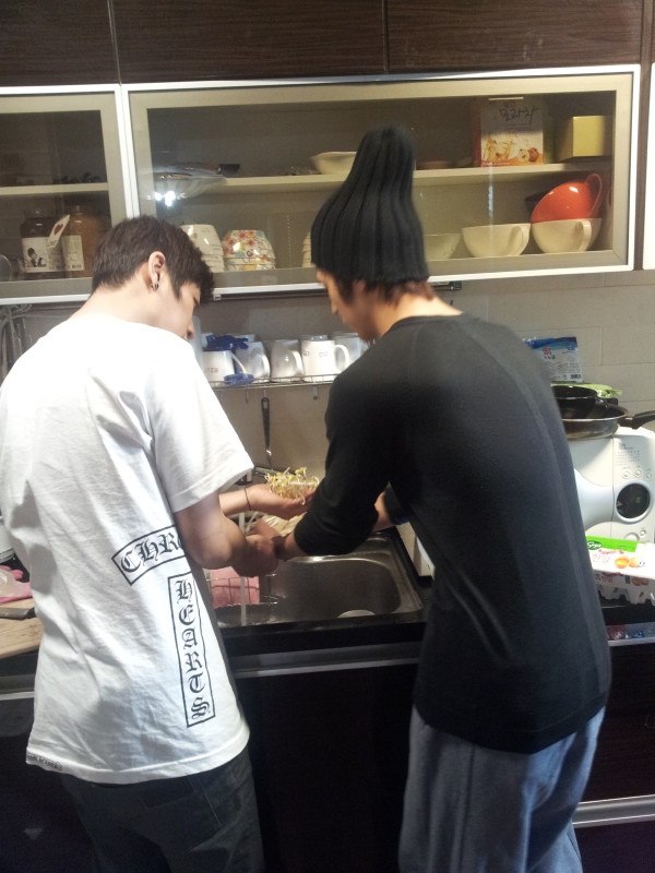 BEAST’s Yoon Doojoon and Son Dongwoon Hold Cooking Showdown