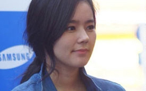 Han Ga In Holds an Autograph Event