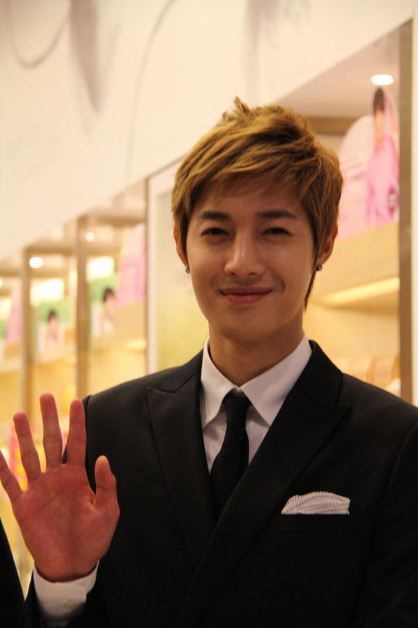 Kim Hyun Joong Visits THEFACESHOP Stores in Malaysia