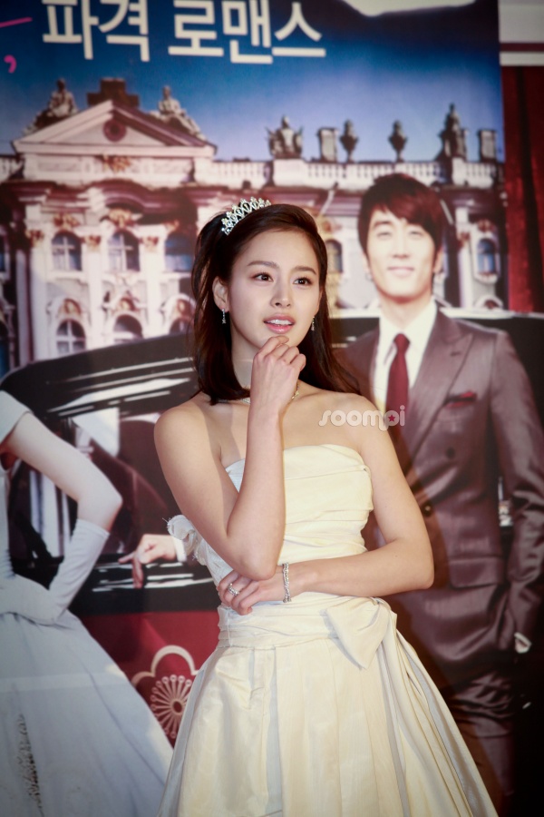 Kim Tae Hee’s Older Sister Is Attractive!