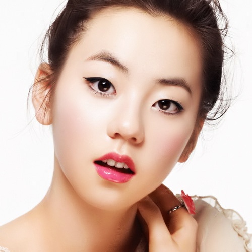 Sohee Sports a Casual Style