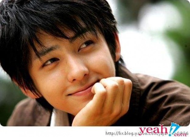 Super Junior’s Kibum Updates Fans with a New Picture