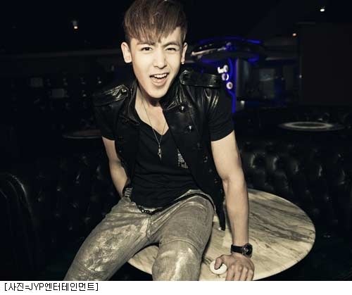 Nichkhun’s Heartwarming Birthday Celebration Photo with Parents