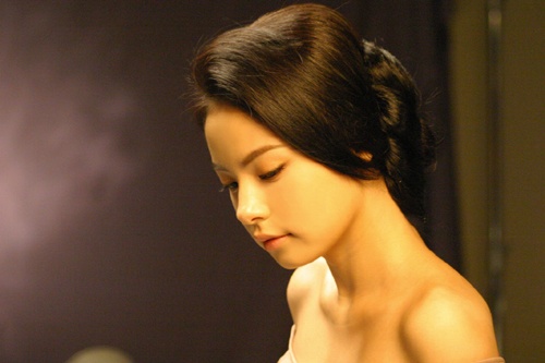 Min Hyo Rin: “When I Wanted to Die, I Thought of My Parents”