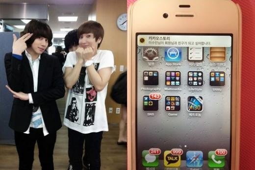 Super Junior’s Heechul Takes Proof Shot of Leeteuk’s Phone After He Gave Away His Phone Number