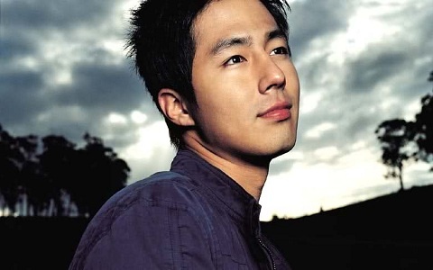 Past Photo of Jo In Sung Giving a Piggy Back Ride to Lee Min Ho Surfaces