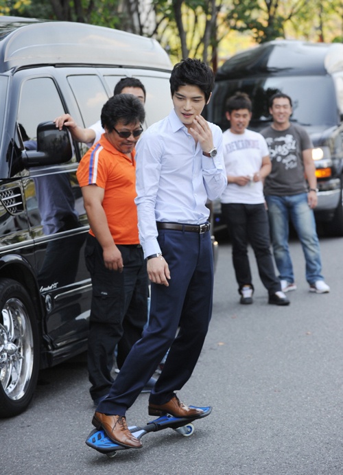 JYJ’s Jaejoong Impresses SBS "Protect The Boss" Crew with S-Boarding Skills