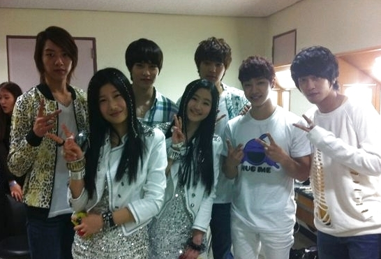CNBLUE’s Yonghwa Gifts Rookie Duo ‘SpinEL’ His Own Guitar