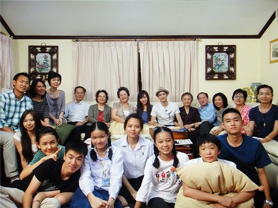 Victoria Meets Nichkhun’s Extended Family in Thailand