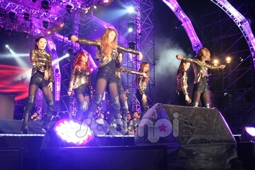 RaNia Performs at "Suara Kami 2011 Concert" in Malaysia