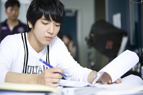 Photos of Jung Yong Hwa Behind the Scenes at "Heartstrings"