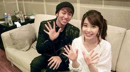 Seulong Treats IU With Presents