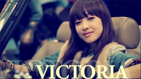 f(x)’s Victoria’s ‘Straw Photo’ with Chic Smokey Eyes