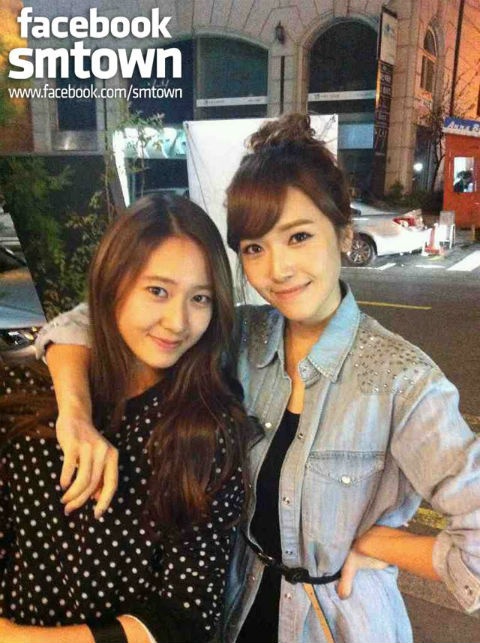 SNSD’s Jessica is a Touchy-Feely Sister – Hugs and Kisses Galore!