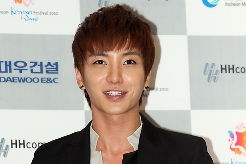 Lee Teuk’s Mother Moved to Tears by Russian Fan’s Gift