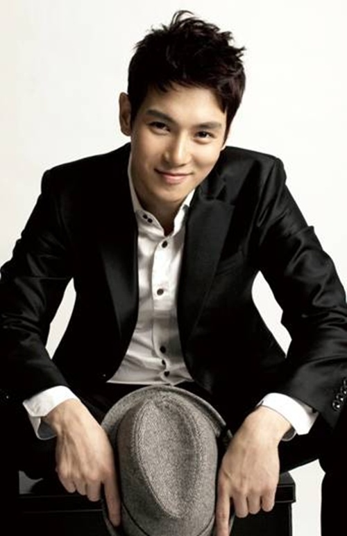 Two More K-Pop Stars Join Twitter