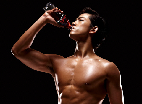 2PM Taecyeon Shows Off Charisma and Abs in New CF