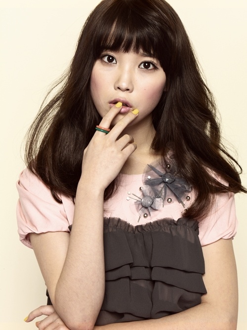 Netizens Compare IU’s Past Picture Touched Up with Current Make Up Look