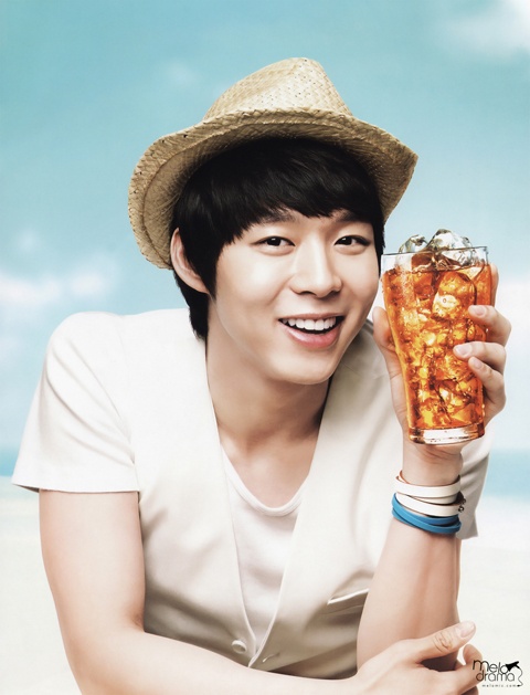 JYJ’s Yoochun Gets Slapped in the Face by Sasaeng Fan