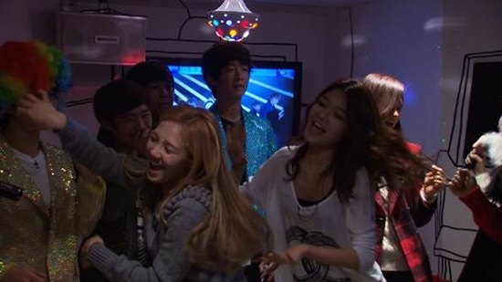 SNSD Parties it Up at a Karaoke