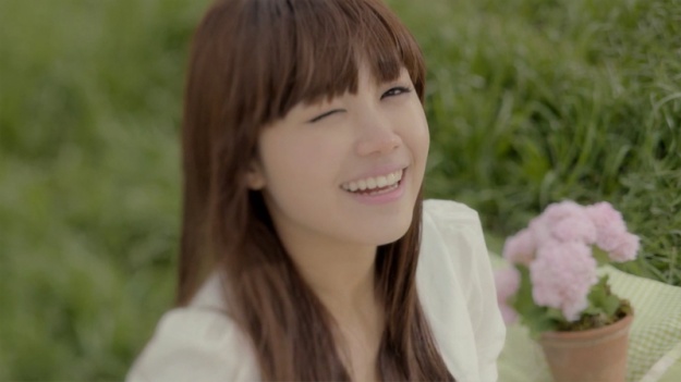 A Pink Jung Eun Ji’s Graduation Picture