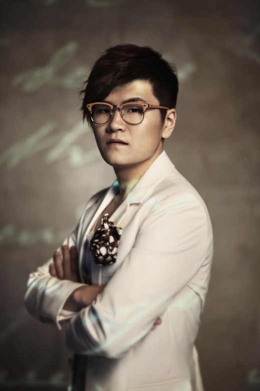 4Men’s Shin Yong Jae Proudly Shows off His KBS "Immortal Song 2" Trophy