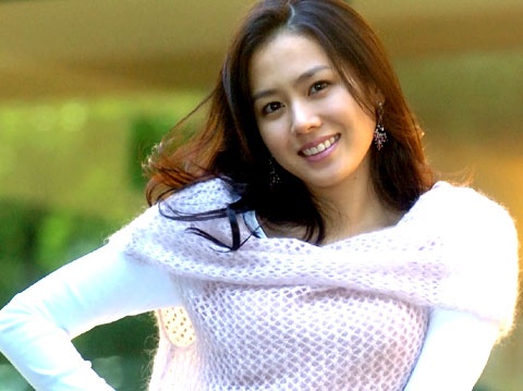 Son Ye Jin Posts Selca Pictures With a Stuffed Animal