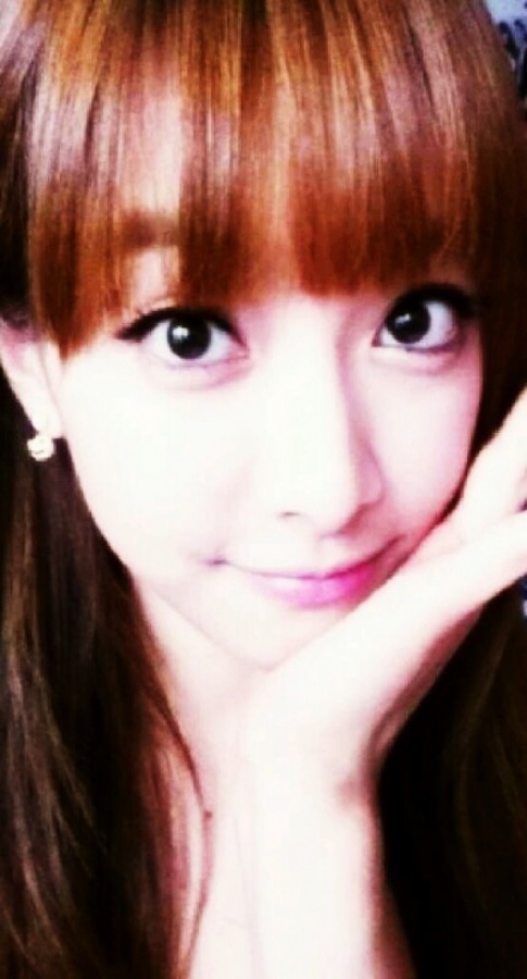 f(x)’s Victoria Shares her Doll-Like Selca