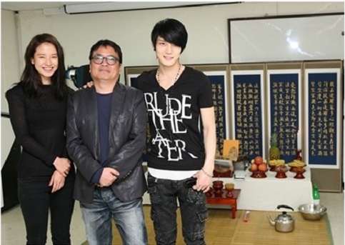 JYJ’s Jaejoong and Song Ji Hyo Pray for the Success of "The Jackal Is Coming"