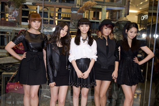 Wonder Girls Clog Up Streets of Hongdae