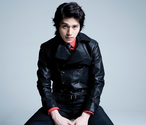 Lee Dong Wook Gets Egged?