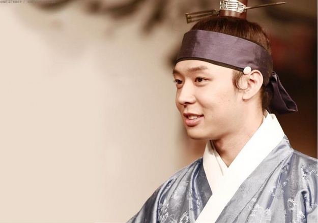 JYJ’s Yoochun Takes a Quirky Selca on the "Rooftop Prince" Set
