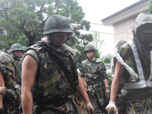 Super Junior’s Kangin Makes Appearance at Seoul’s Flood Recovery Efforts