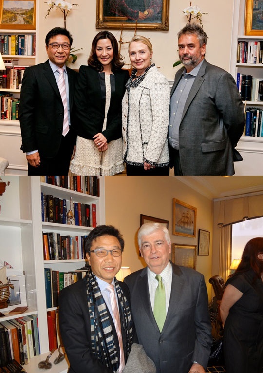 SM’s Lee Soo Man Snaps Photo with Hillary Clinton