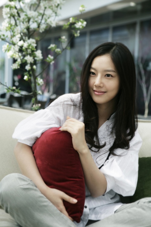 "The Princess’ Man" Moon Chae Won: Smoky Makeup vs. Bare Face