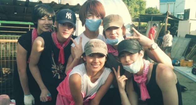 Lee Hyori and Idol Group X-5 Volunteer at an Animal Shelter