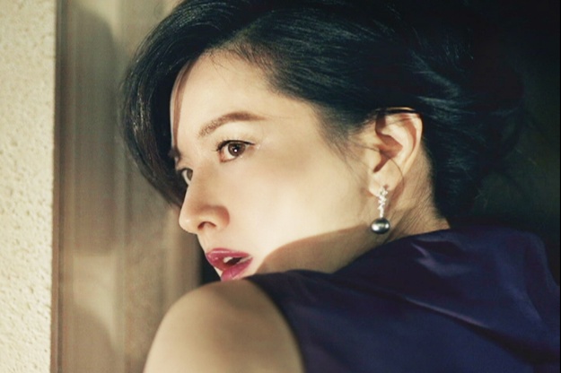 Lee Young Ae Turns Into Femme Fatale for KT Olleh