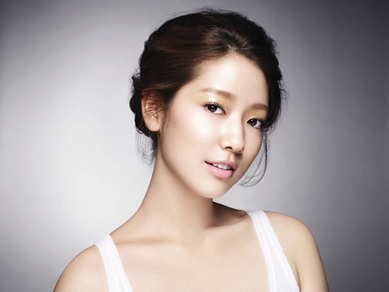 Park Shin Hye Finds "You’re Beautiful" Merchandise in Japan
