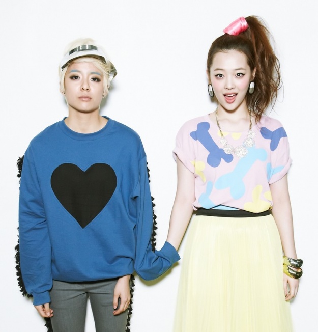 f(x)’s Amber and Sulli Rock the “Bboing Bboing”’ Pose