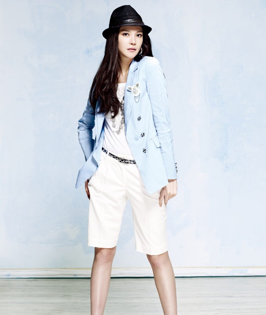 Fashionista Cha Ye Ryun Shows Off her Chic Style