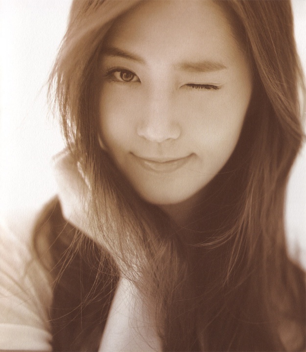 Girls’ Generation’s Yuri and Taeyeon Play on Stage