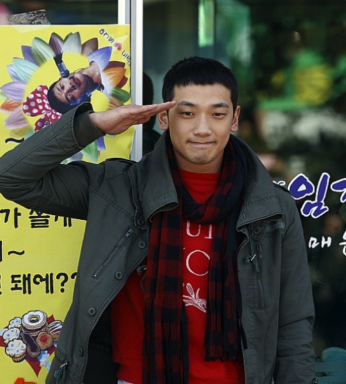 Rain Snaps Photo with Fellow Celebrity Soldiers in Vietnam