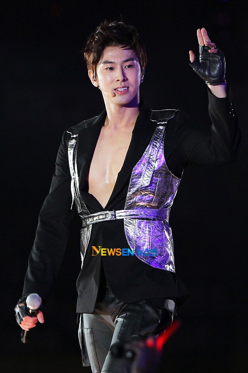 Chinese Fans Gift DBSK’s Yunho with Subway Ad for His Upcoming Birthday