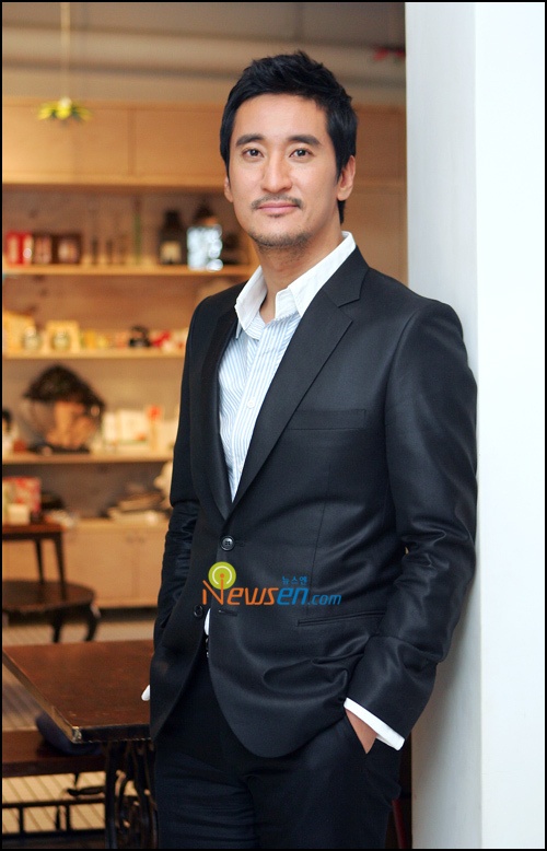 Actor Shin Hyun Joon Confesses That He Was Arrested in Paris