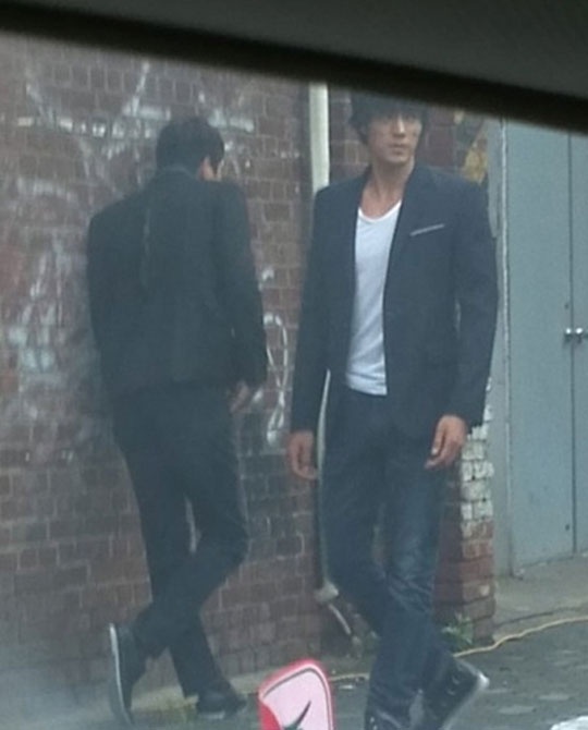 Netizens Mistake So Ji Sub’s Paparazzi Shot for a Photo Shoot