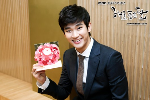 Kim Soo Hyun’s Past Photo Surprises Fans