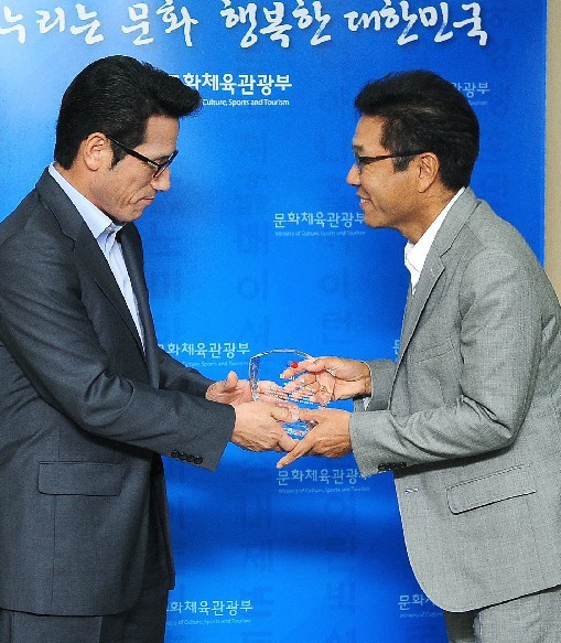 Lee Soo Man Believes in Free Downloads
