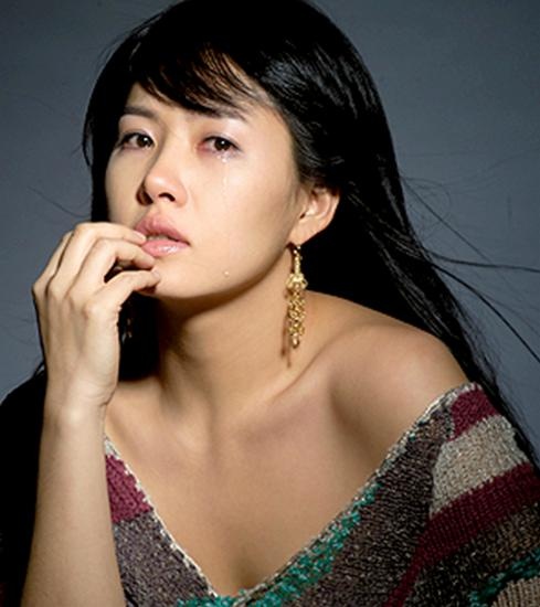 Kim Sun Ah Shows Off an Award